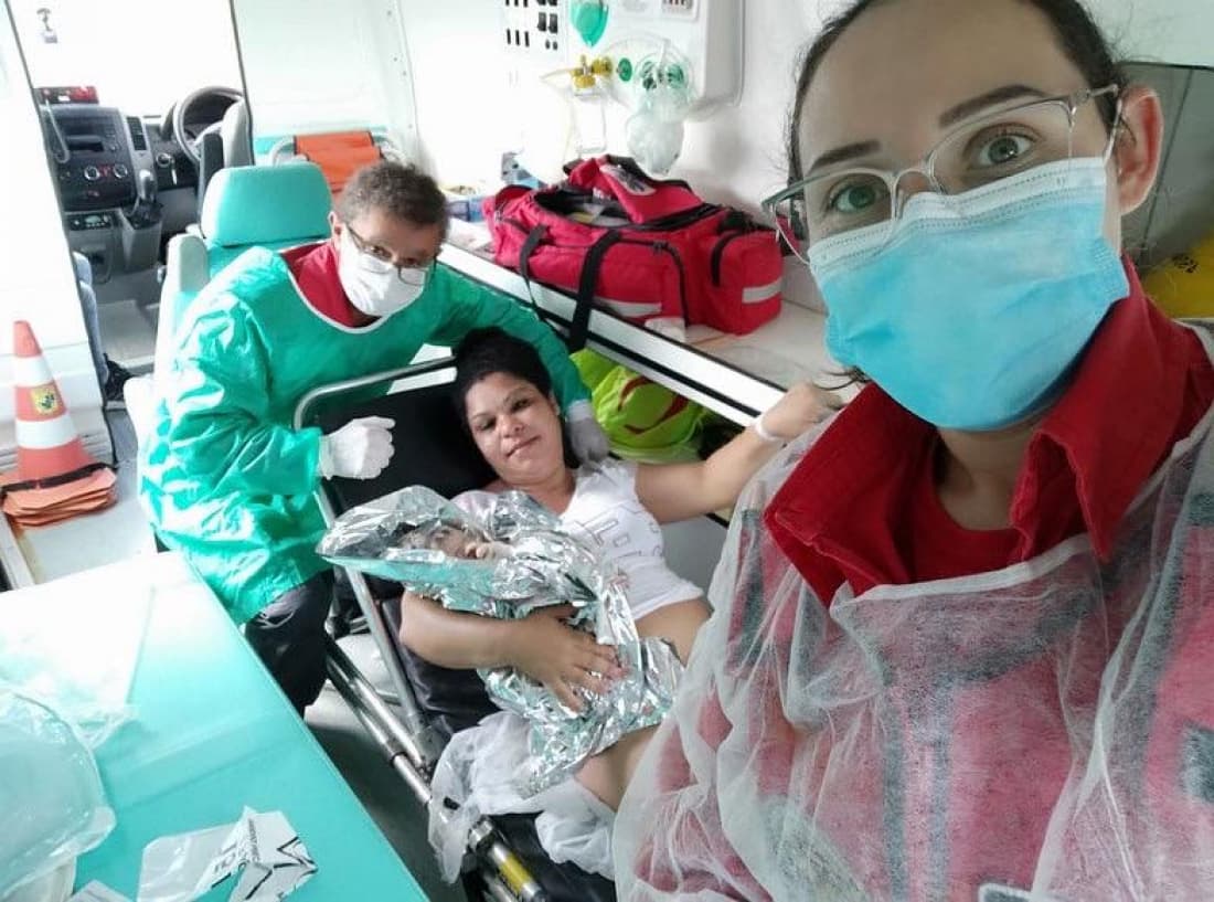 Bebê nasce dentro da ambulância a caminho do hospital