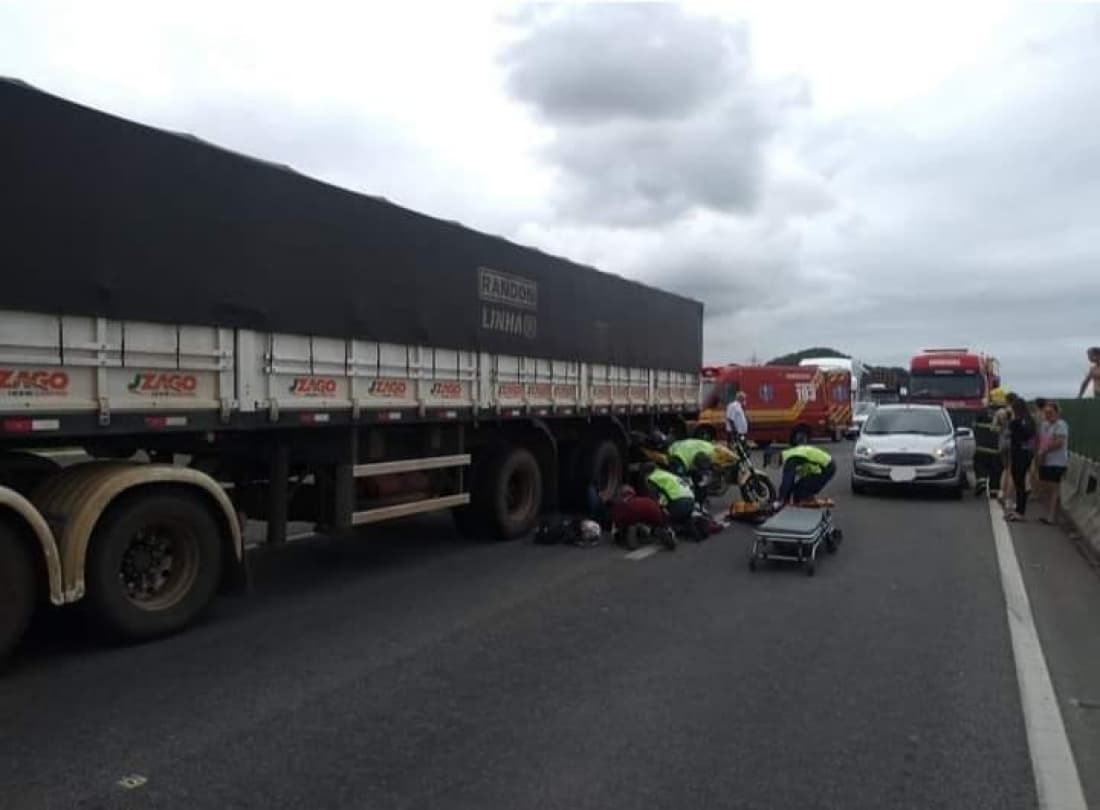 Motociclista tem dedo amputado em acidente envolvendo três veículos