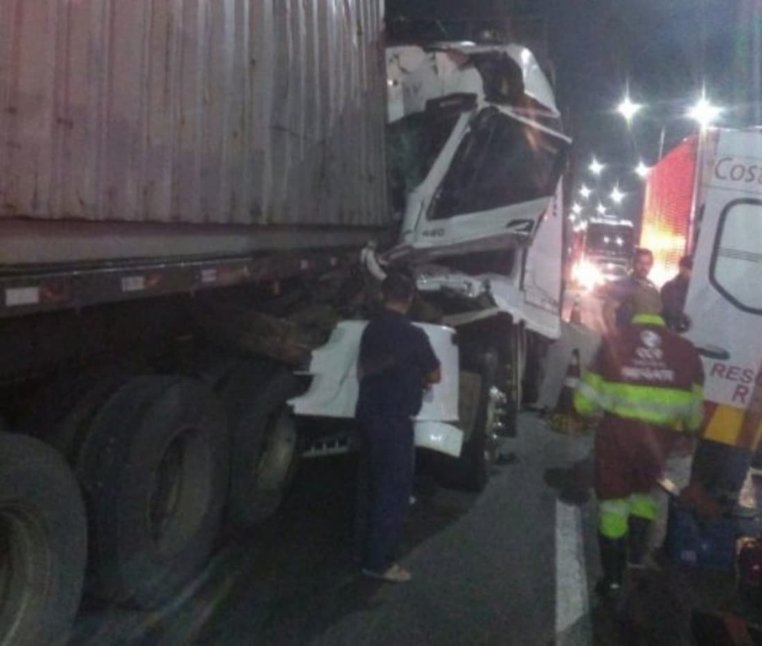Caminhoneiro sofre acidente e fica preso às ferragens