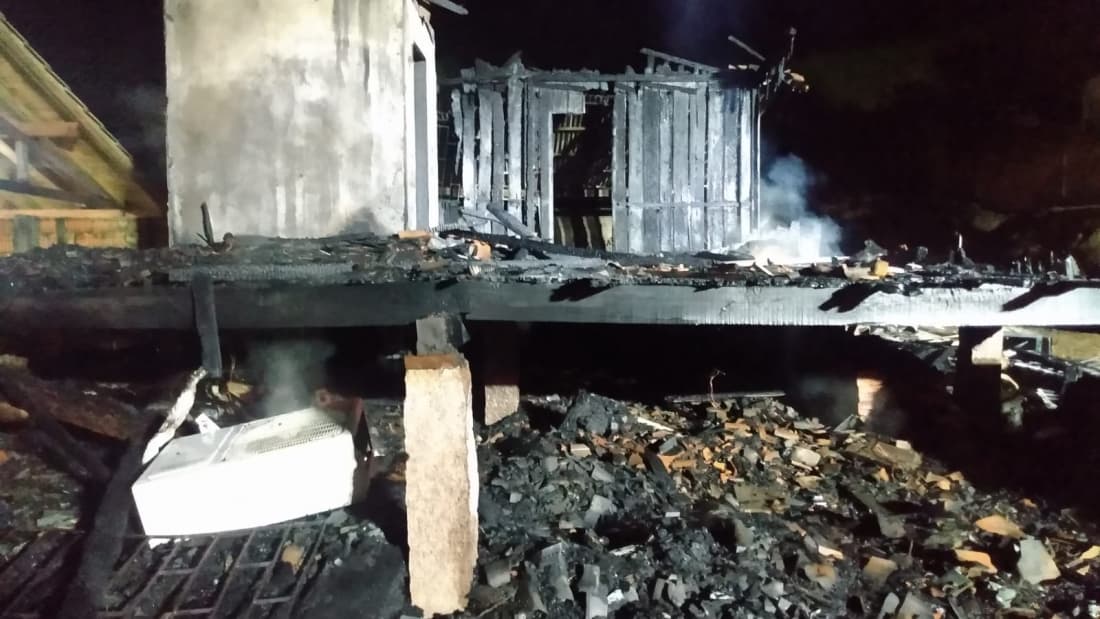 Carregador de celular pode ter causado incêndio em casa de Tubarão