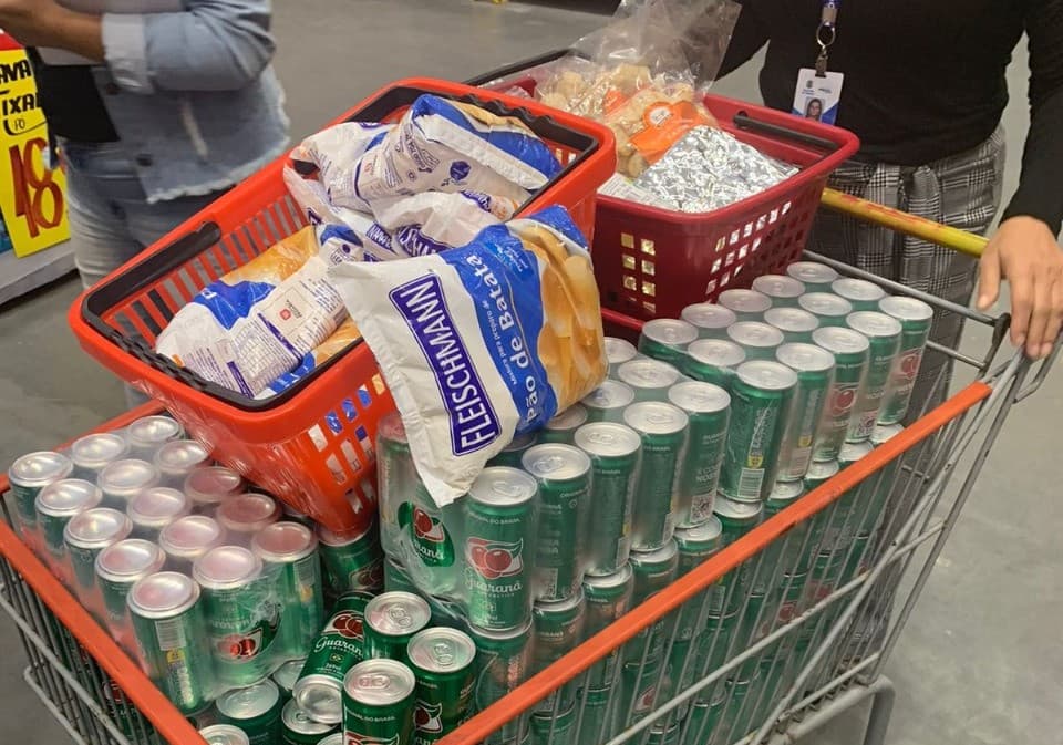 Mais de 100 quilos de alimentos impróprios são apreendidos em supermercado