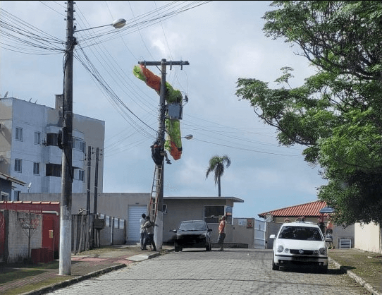 Mulher tenta fazer pouso de emergência e acaba presa em cabos de energia