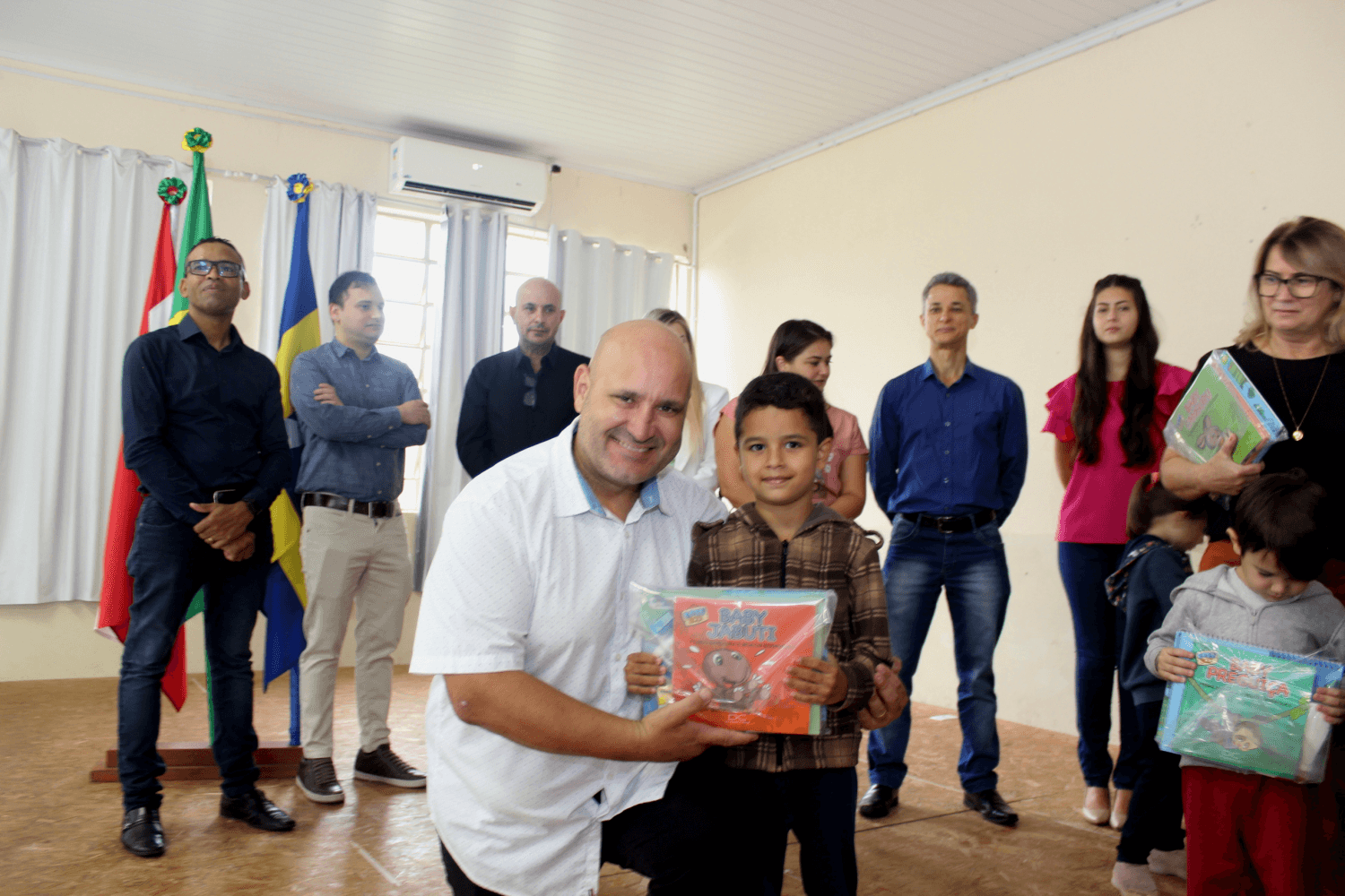 Alunos de Capivari de Baixo começam a receber kits escolares