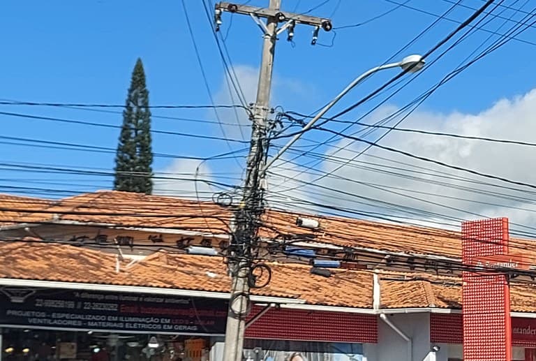 Casal será indenizado após quarto ser incendiado por erro na altura de cabos elétricos