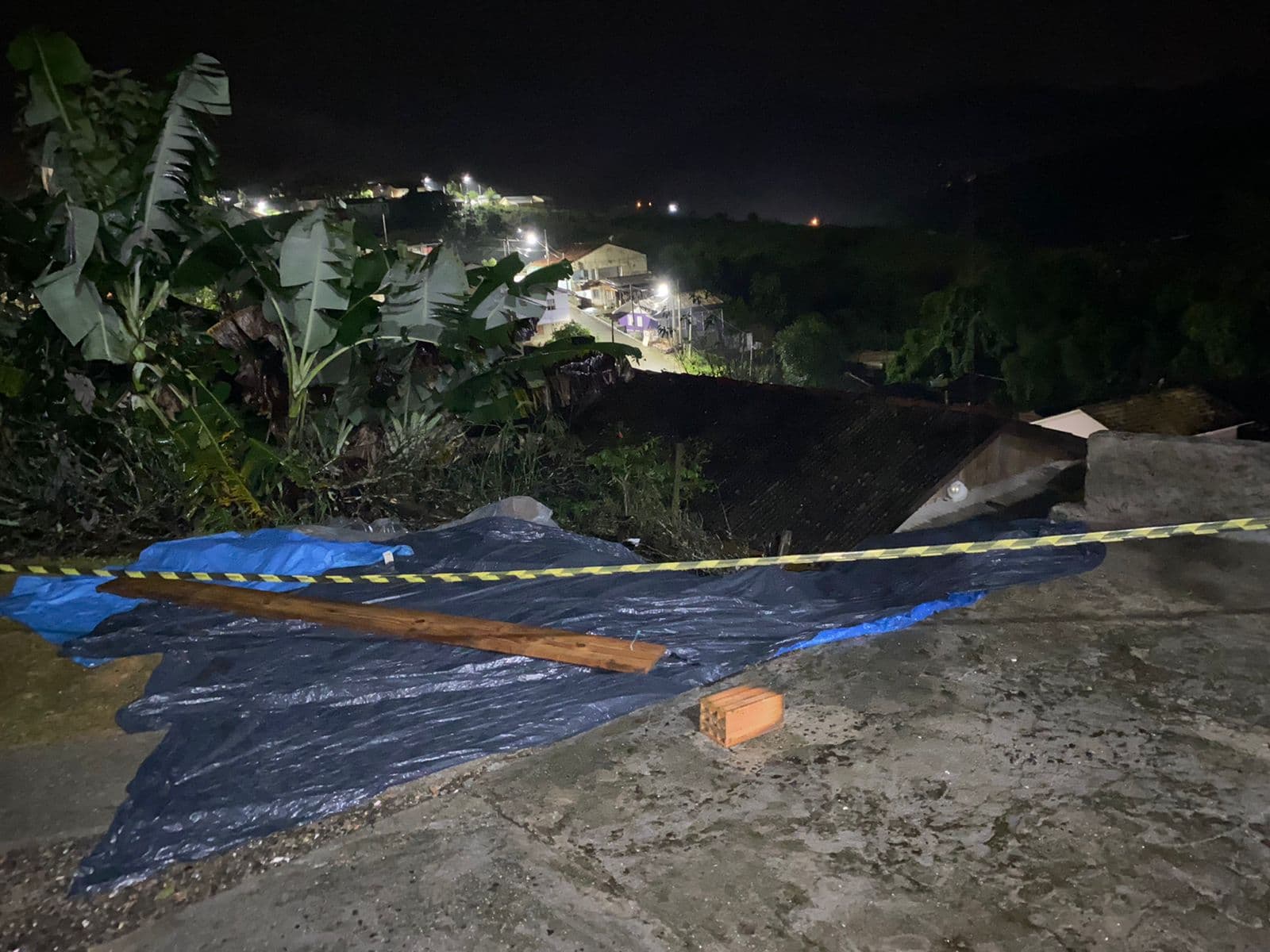 Deslizamentos, resgate a ilhados e abertura de muro são registrados durante a noite de terça-feira (3)