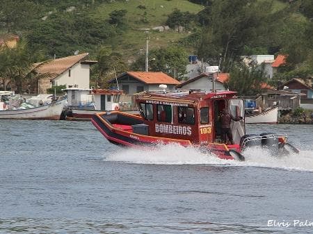 Bombeiros de folga resgatam homem esfaqueado de dentro de embarcação