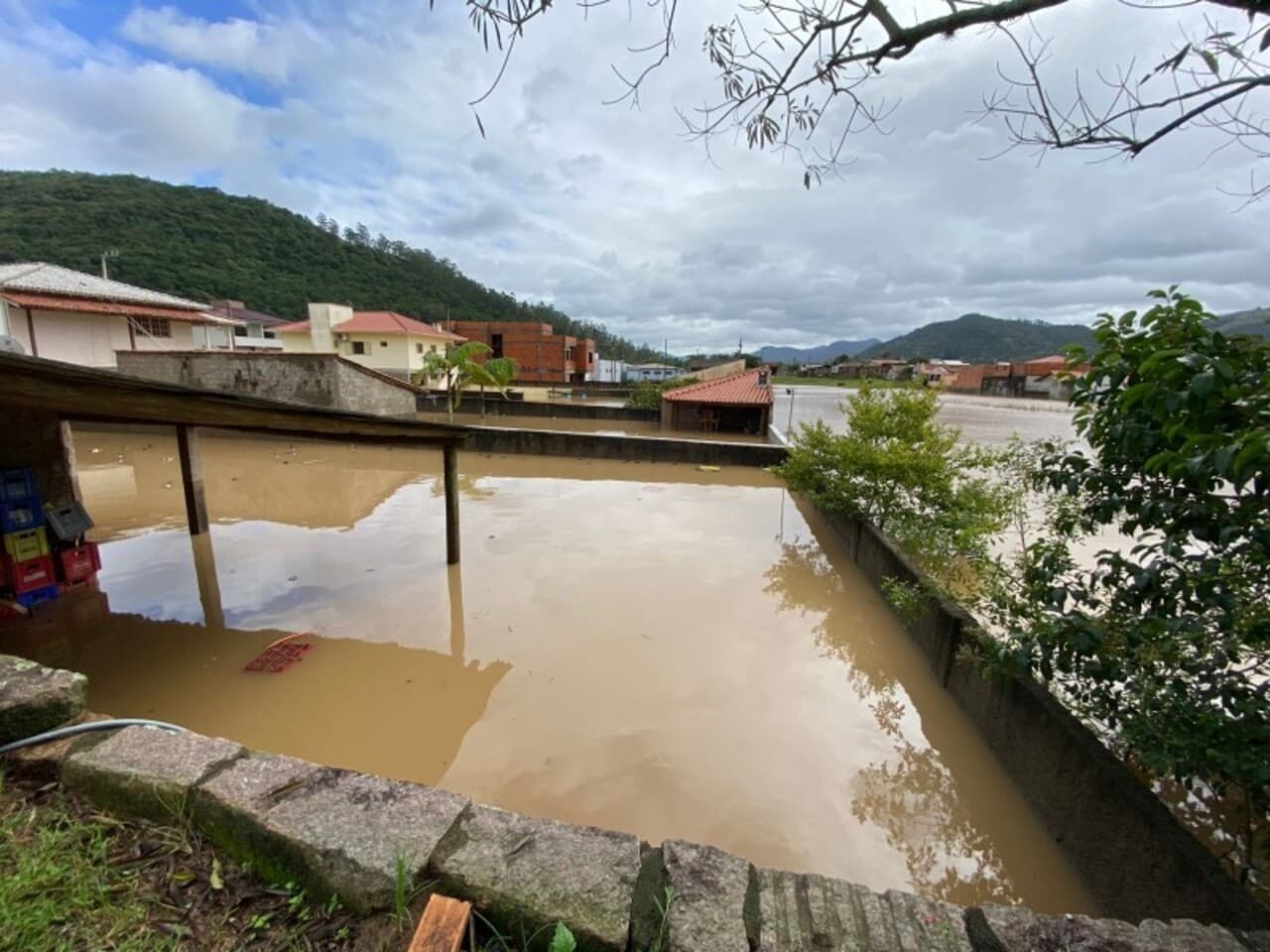 Abastecimento de água em bairros da Margem Direita é comprometido após erosão com rompimento