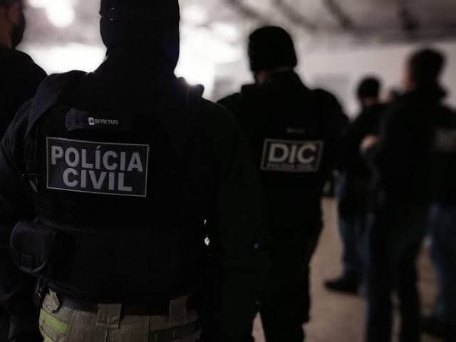 Mulher é presa suspeita de participar de furto de tablets em escola de Tubarão