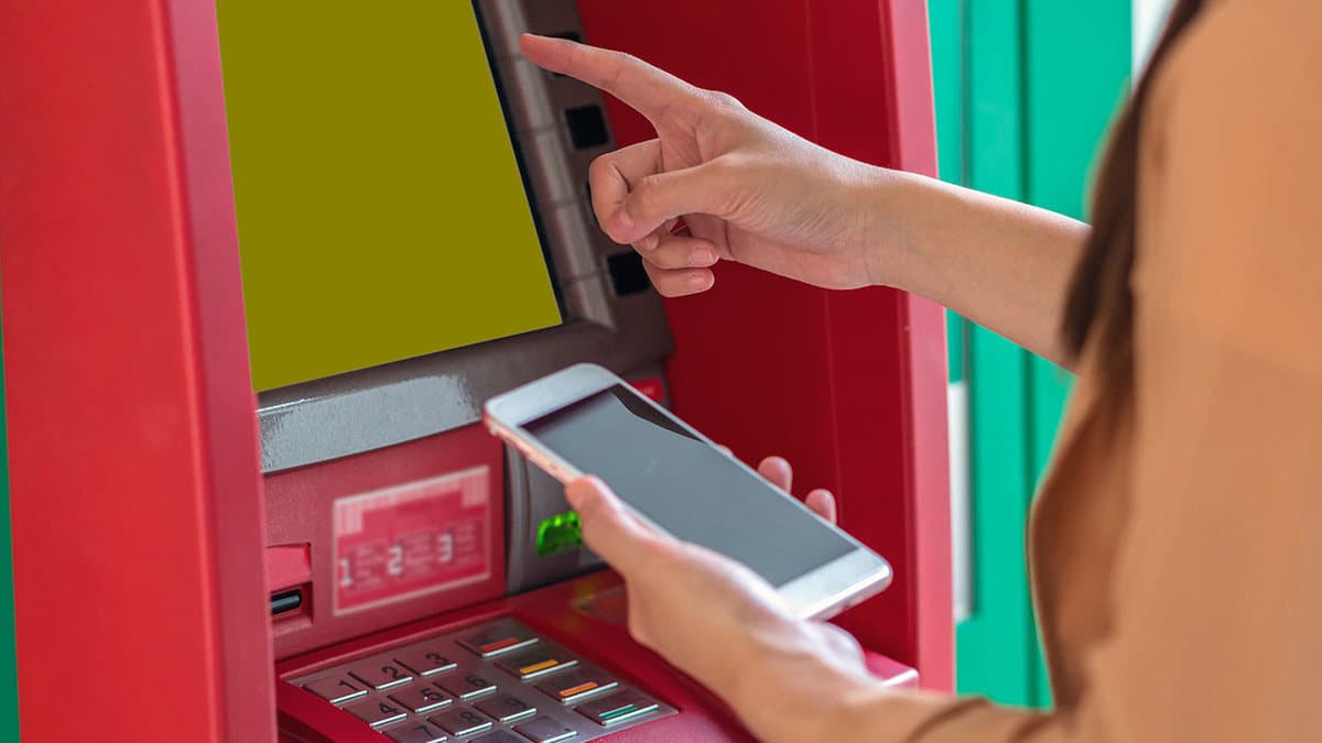 Cliente percebe choro de idosa e evita golpe do falso advogado