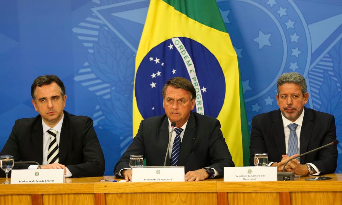 Presidente propõe ressarcir estados em troca de ICMS zero sobre os combustíveis
