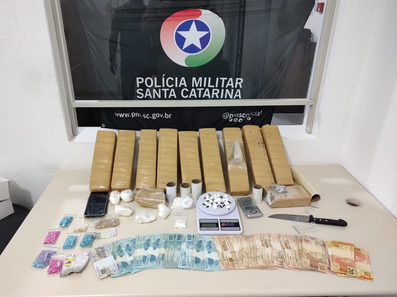 Diversos tipos de drogas e mais de R$ 6.500 são apreendidos em Tubarão