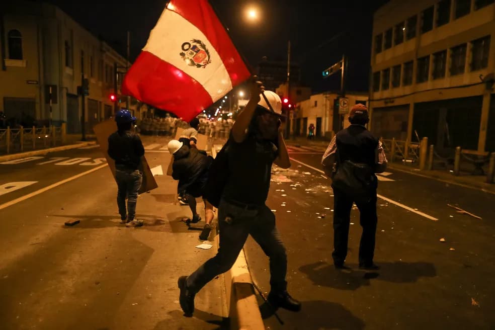 Protesto no Peru tem confronto violento com a polícia e incêndio em prédio de Lima