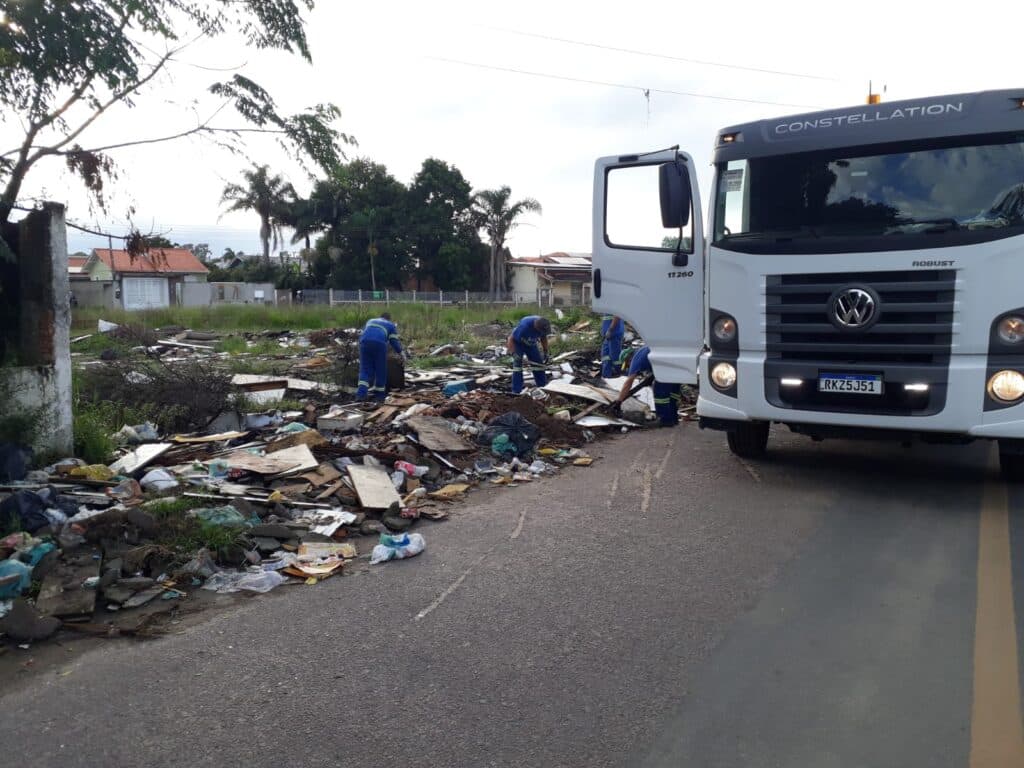 Terreno do antigo Centro Social Urbano, em Tubarão, passa por limpeza