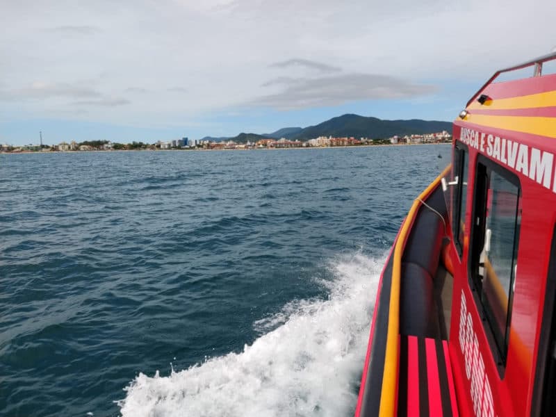 Turista está desaparecido após cair de caiaque em lagoa de Imbituba
