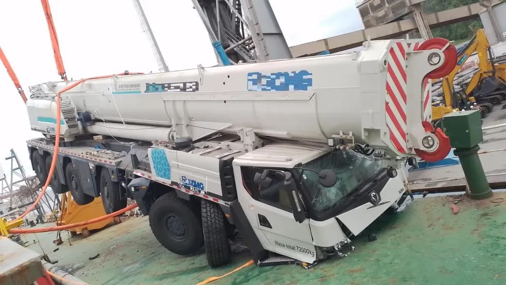 Caminhão guindaste de 55 toneladas cai durante retirada de navio em porto de SC