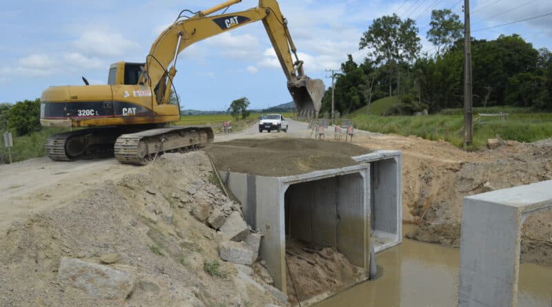 Galeria pluvial começa a ser instalada na estrada geral do Lageado