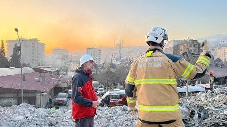 Avião da FAB chega ao Brasil com 17 sobreviventes do terremoto na Turquia