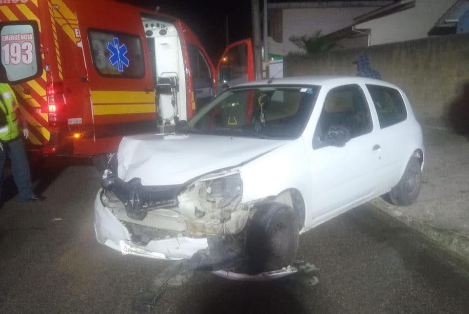 Dois carros colidem e um homem sai ferido em Laguna