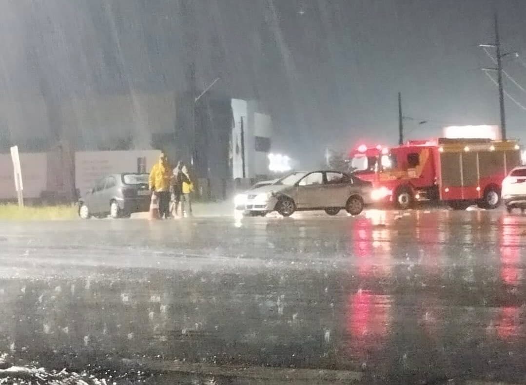 Dois carros colidem na entrada de Laguna