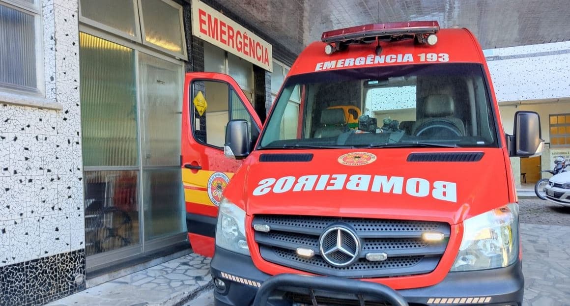 Ciclista fica ferido após colisão com caminhão em Laguna