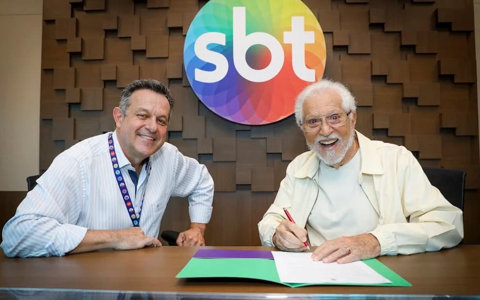 Carlos Alberto de Nóbrega renova com o SBT aos 89 anos