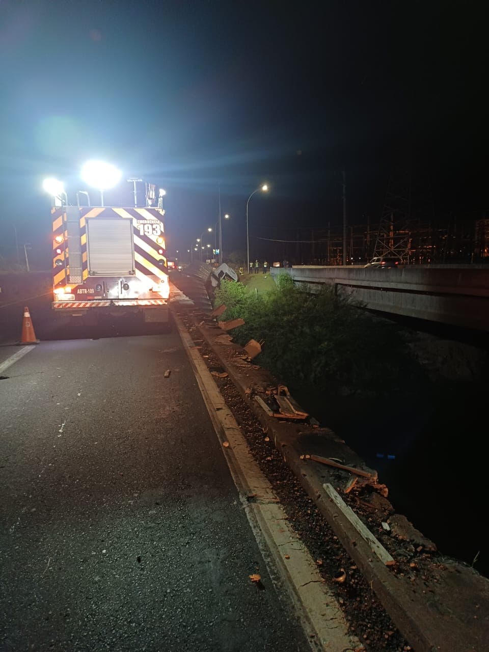 Carreta cai de ponte na BR-101