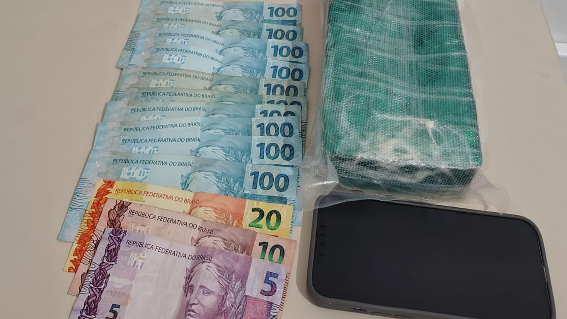 Polícia apreende 1 quilo de crack que seria distribuído durante Carnaval em Laguna