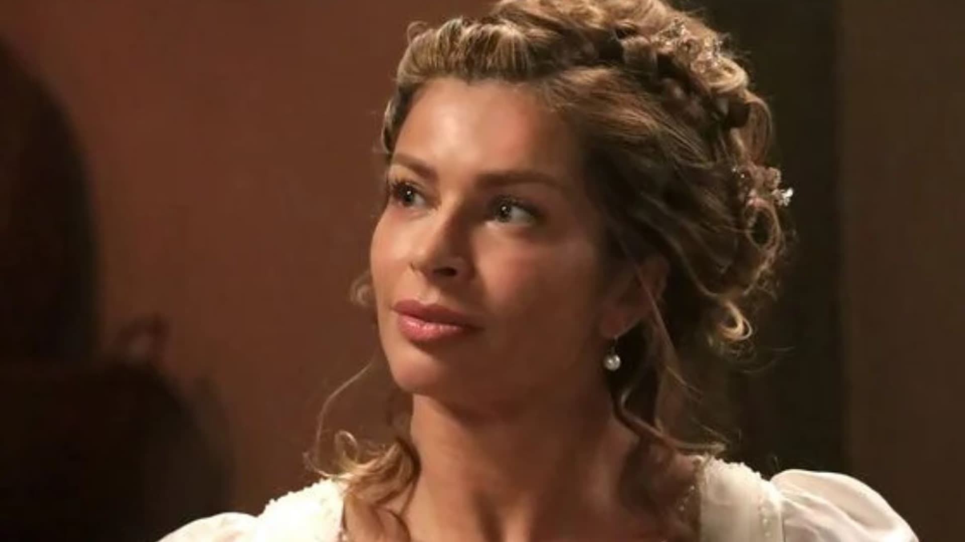 Grazi Massafera revive icônica cena de nudez em "Dona Beja"