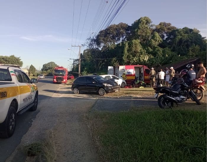 Colisão entre dois carros deixa três feridos na SC-370