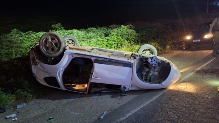 Homem fica ferido após colisão e capotamento na SC-470