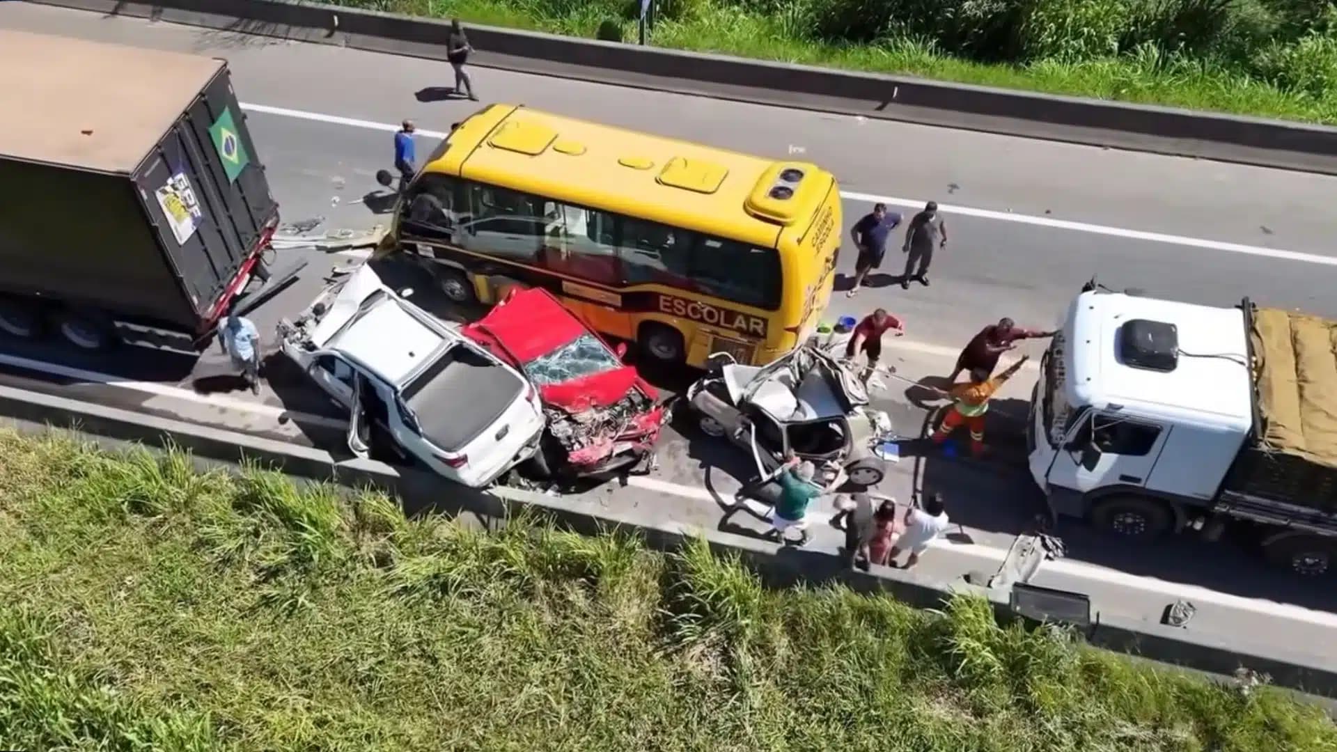 Engavetamento envolve micro-ônibus escolar e outros três veículos na BR-101