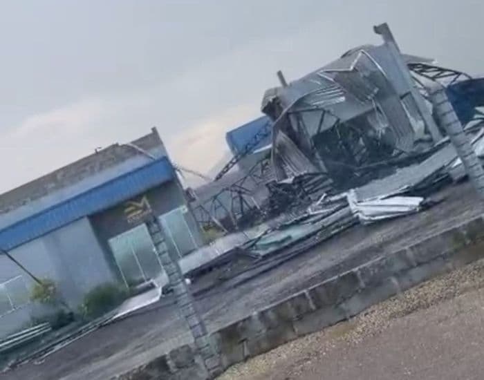 Possível tornado atinge fábrica e causa destruição em Braço do Norte
