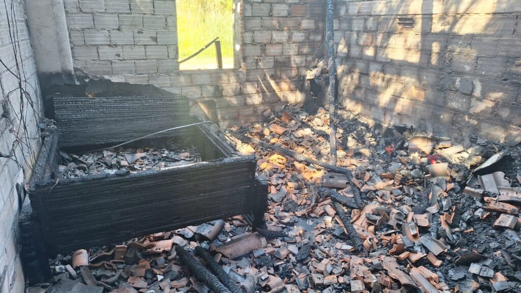 Curto-circuito em celular carregando causa incêndio em residência