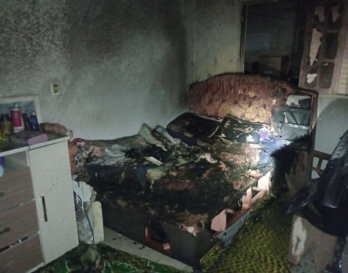 Homem é contido com arma de choque após atear fogo em residência