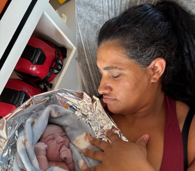 Bebê nasce dentro de carro a caminho do hospital