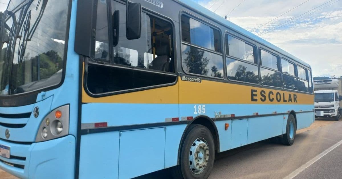 Menino de 10 anos morre após ser atingido por caminhão ao descer de ônibus escolar