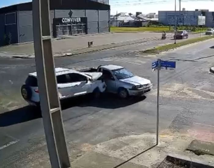 🚫 É fake: registro de acidente em rotatória da Pedro Zapelini é antigo