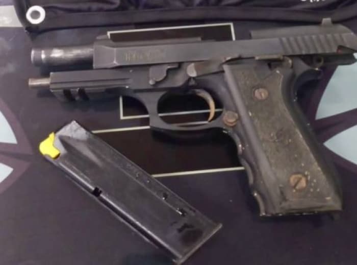 Pistola jogada no rio durante perseguição é encontrada por mergulhadores