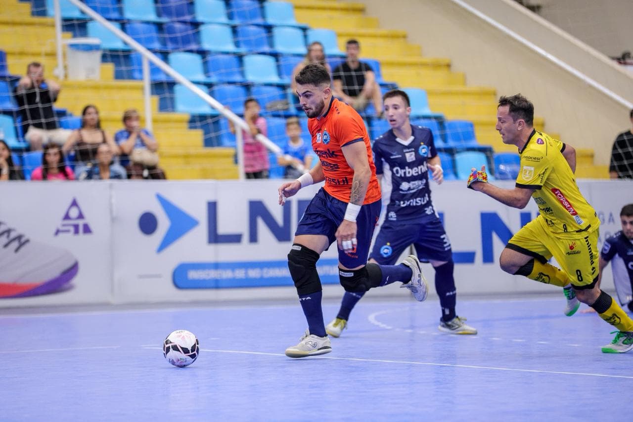 Tubarão Futsal luta até o fim, mas perde para o Jaraguá na estreia em casa pela Liga