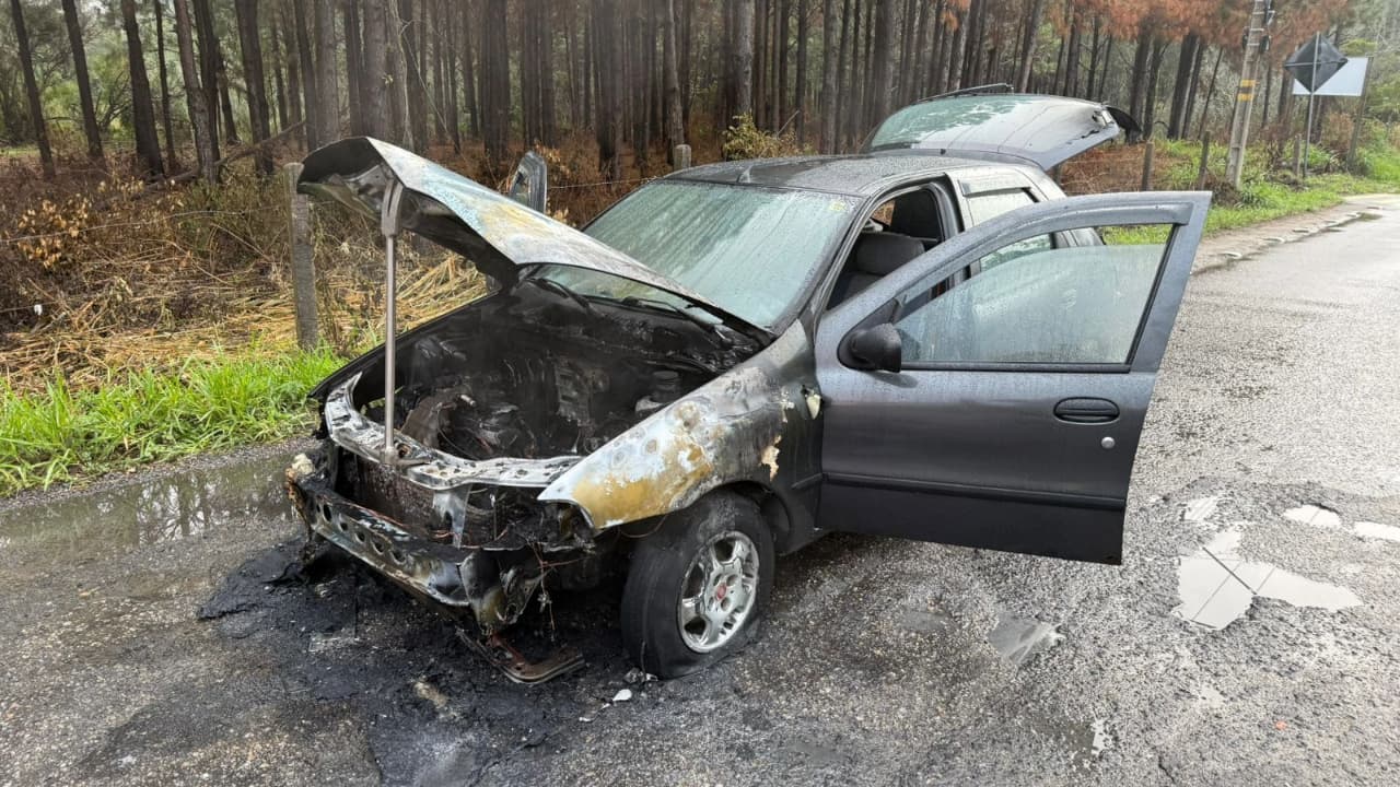 Carro pega fogo após apagar e fica parcialmente destruído