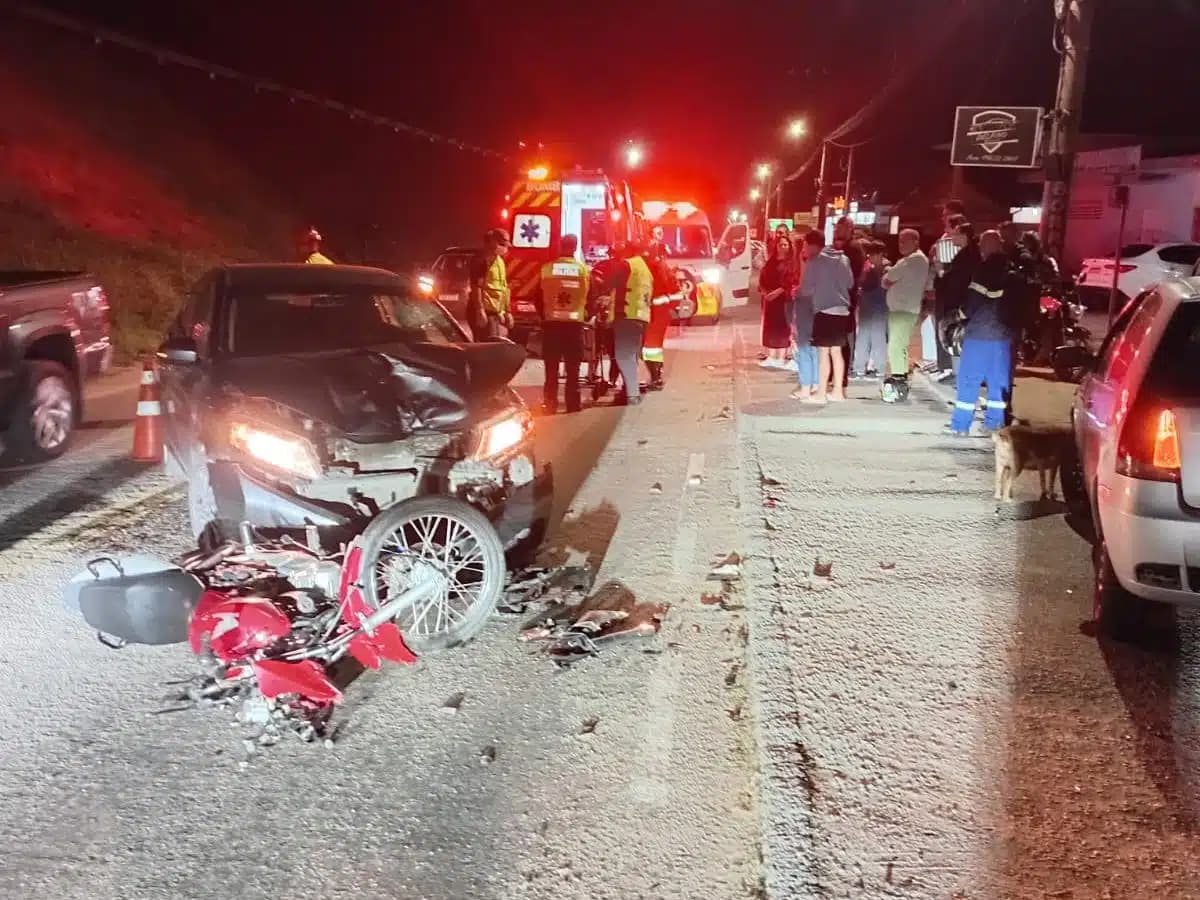 Motociclista fica ferido após colisão com carro na marginal da BR-101