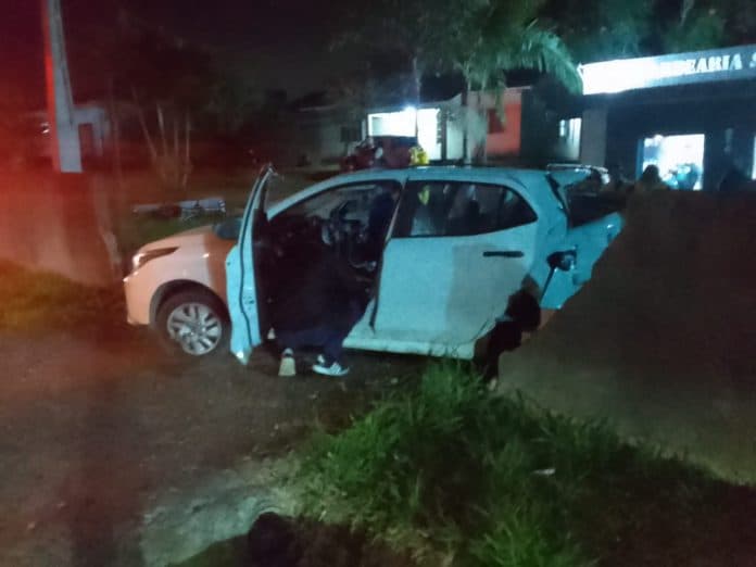 Mulher fica ferida após colisão entre carro e caminhão na SC-437