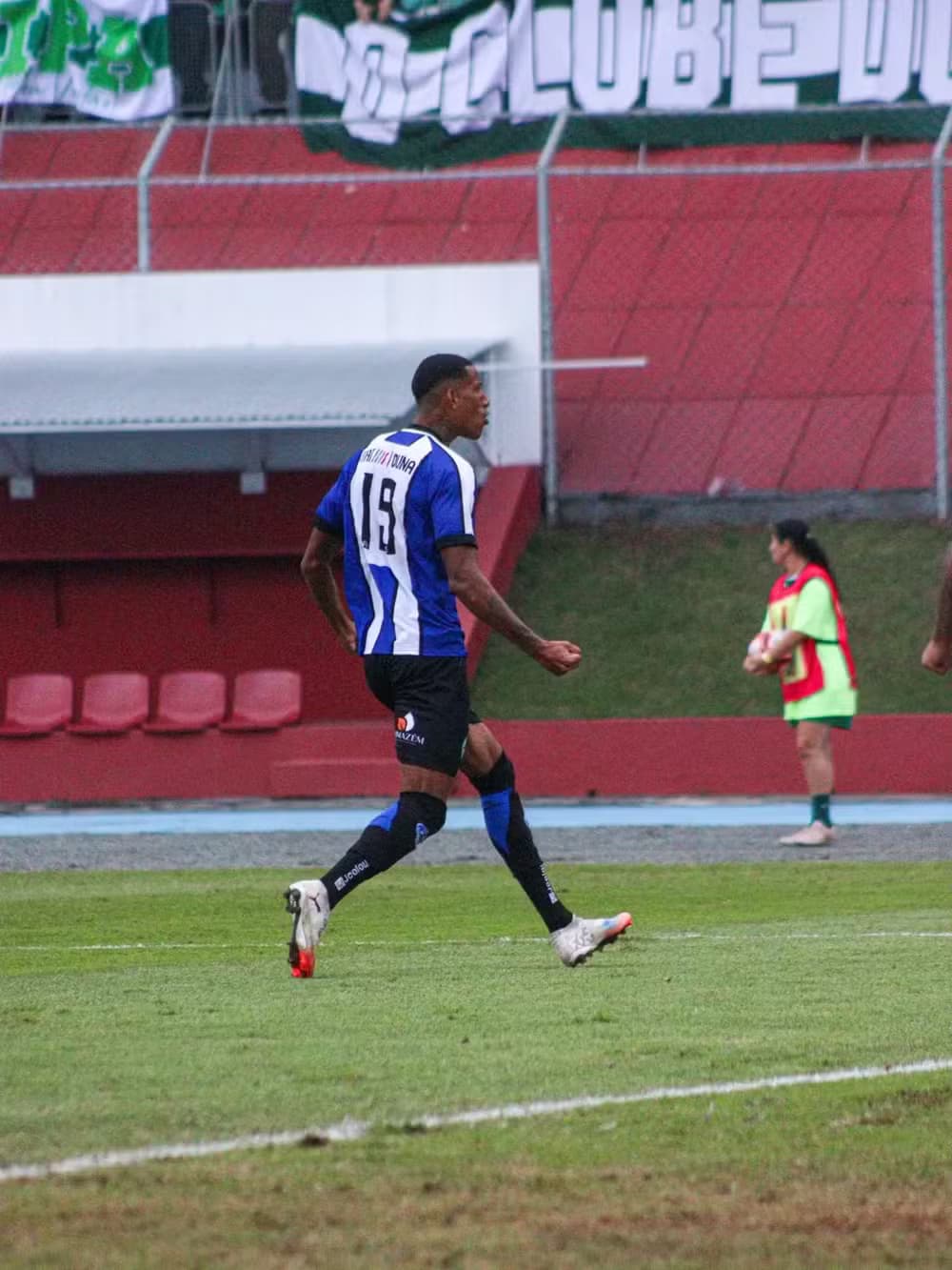 Tubarão vence Metropolitano e cola nos líderes da Série B