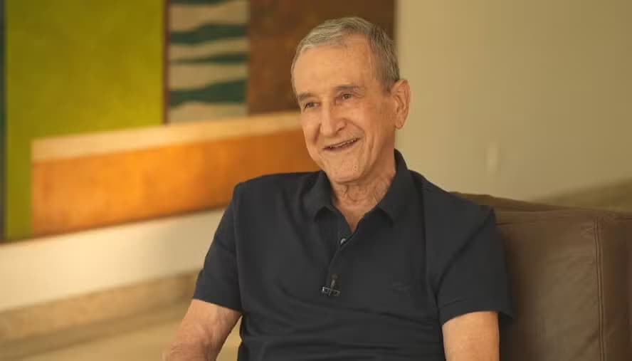 Parreira é internado e segue na UTI