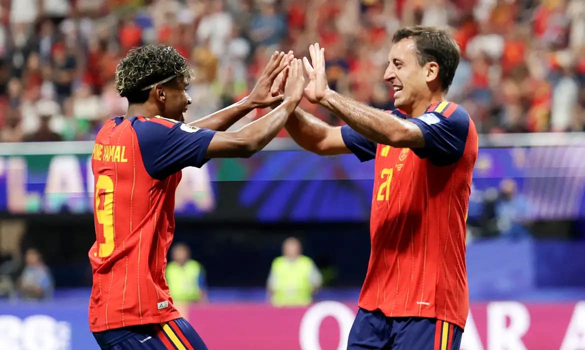 Espanha se recupera e vence a primeira na Copa goleando a Arábia Saudita