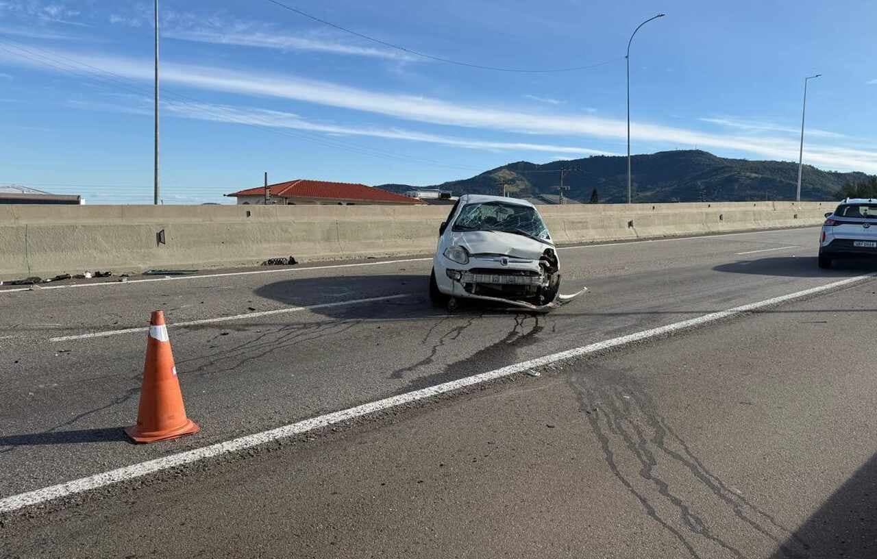 Carro capota após colisão com caminhão na Ponte Anita Garibaldi