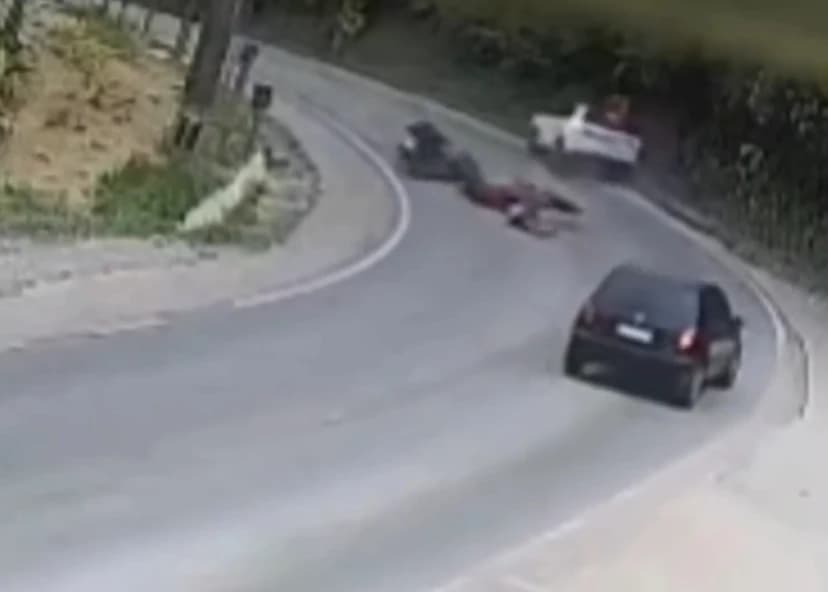 Motociclista fica gravemente ferido em acidente entre duas motos e carro na SC-437