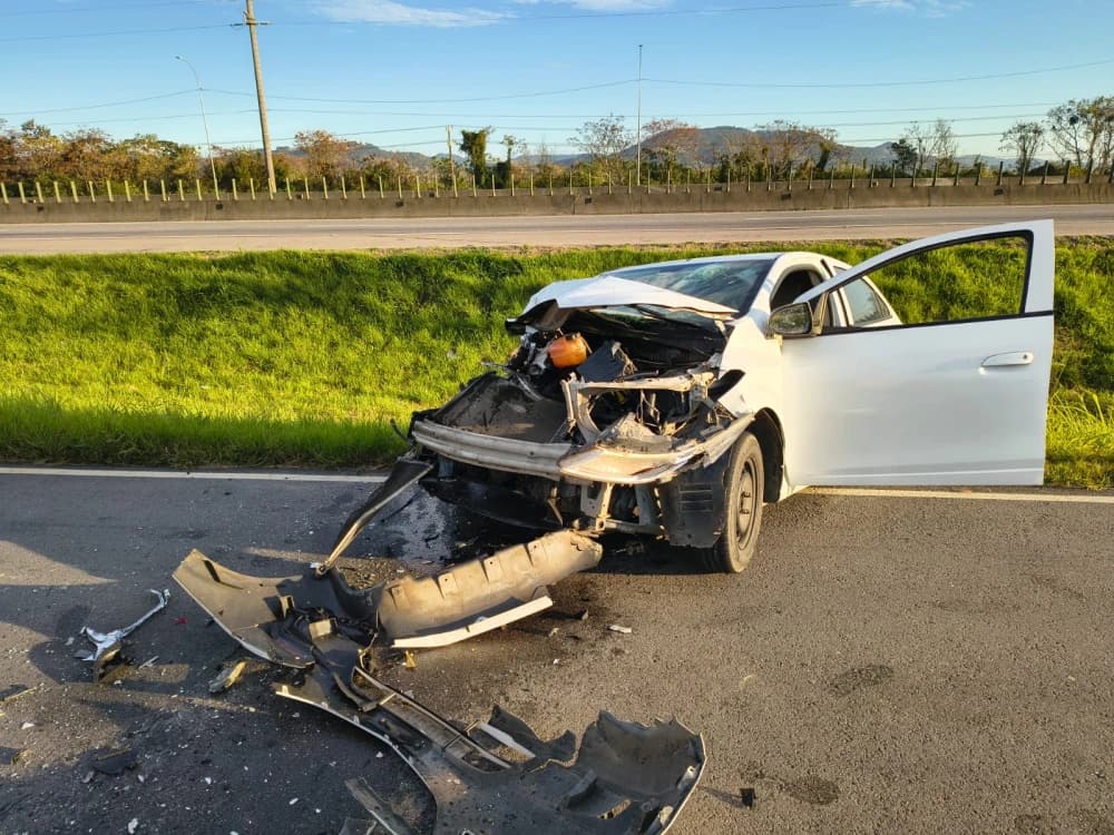 Motorista fica ferido após carro bater na traseira de caminhão na BR-101