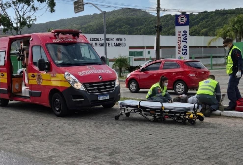 Motociclista fica ferido após colisão lateral com carro
