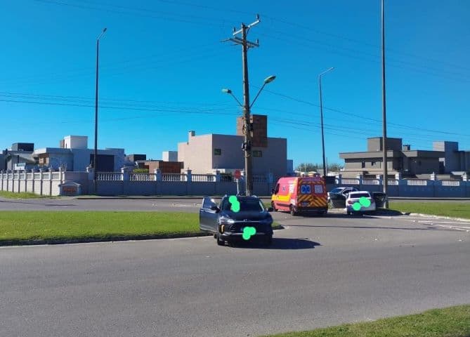 Jovem fica ferido após colisão entre dois carros